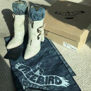 Freebird Joey White Snake booties sz 6 NWT